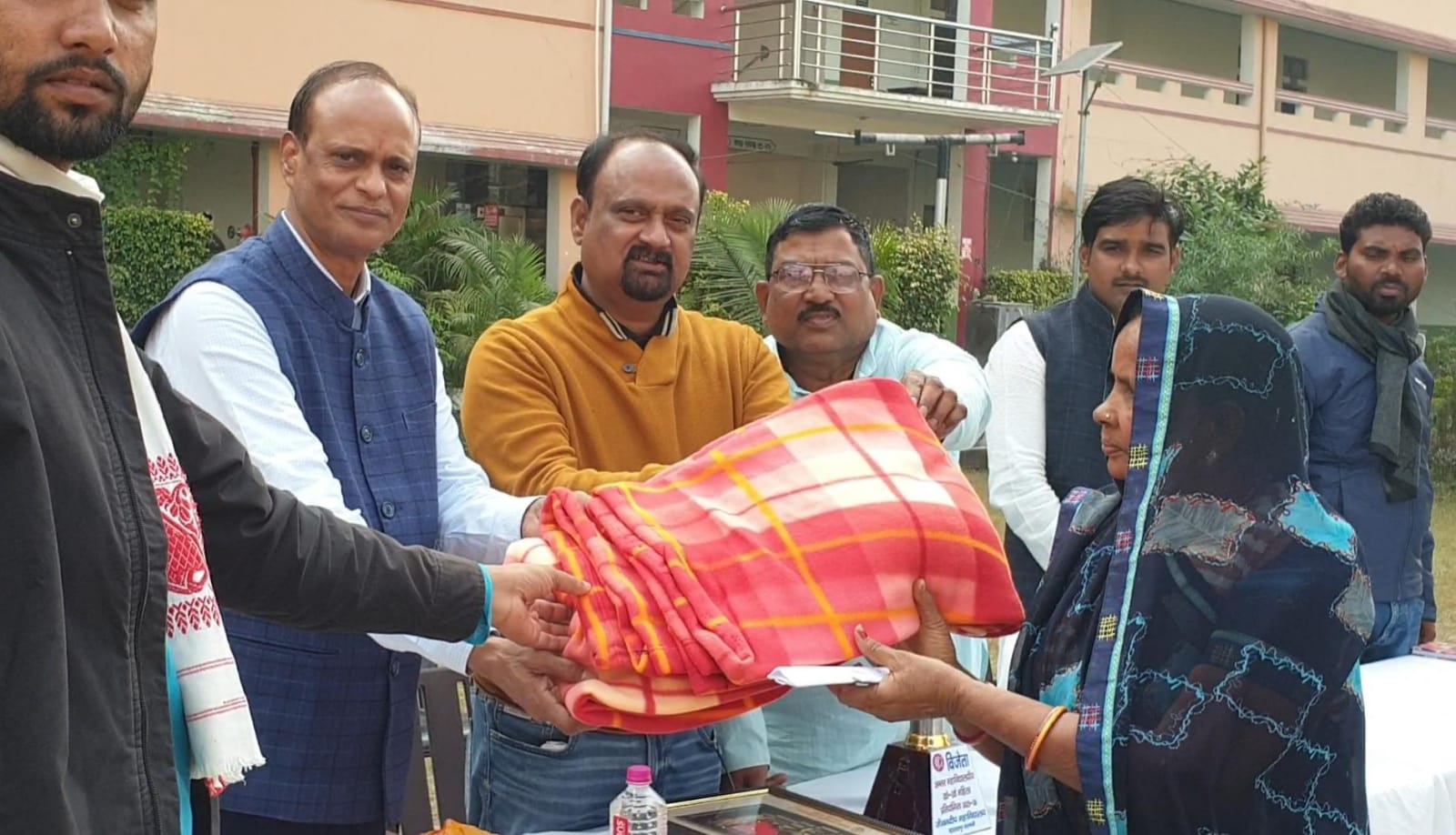 महादेव पीजी कॉलेज में सैकड़ो लोगों को मिला कम्बल